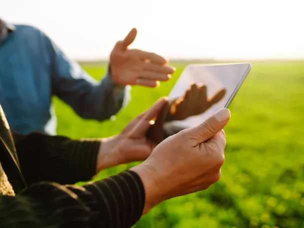 Zwei Personen betrachten COMPACTes Wissen auf einem Tablet Zwei Personen betrachten COMPACTes Wissen auf einem Tablet